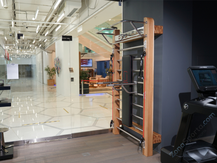 Шведская стенка из шпона дуба с эспандерами, брусьями и скамьей Desire Eco Slab Plus Шведская стенка из шпона дуба с эспандерами, брусьями и скамьей Desire Eco Slab Plus