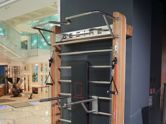 Шведская стенка из шпона дуба с эспандерами, брусьями и скамьей Desire Eco Slab Plus Шведская стенка из шпона дуба с эспандерами, брусьями и скамьей Desire Eco Slab Plus